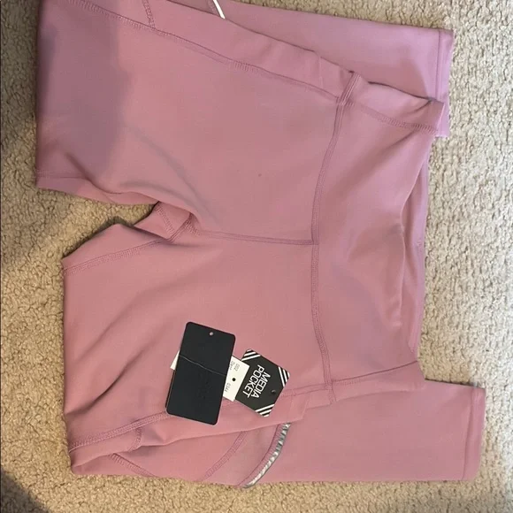 NWT Women's Light Pink Leggings with Pockets - Picture 2 of 4
